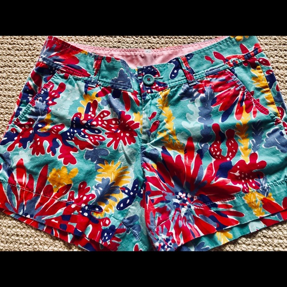 Lilly Pulitzer colorful Callahan shorts. Size 4 - Picture 4 of 8